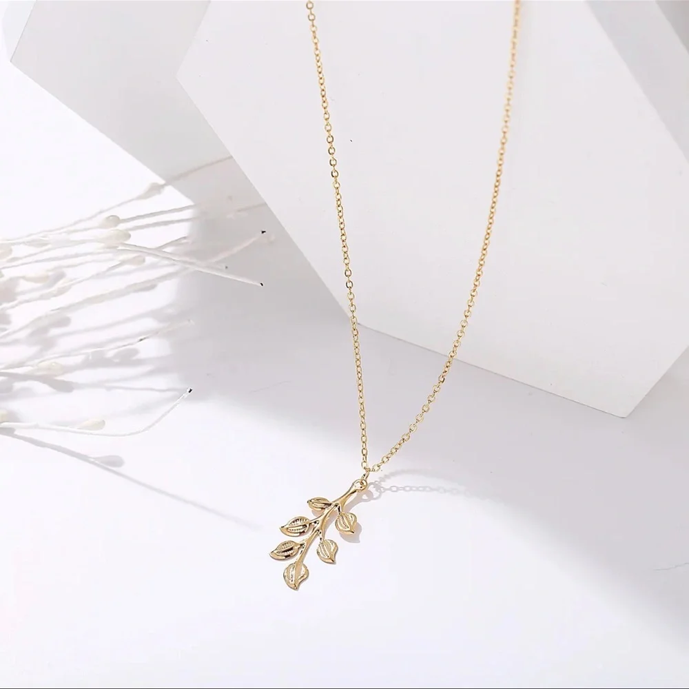 NWOT Leaves charm on gold-tone Necklace with chain - Picture 8 of 10